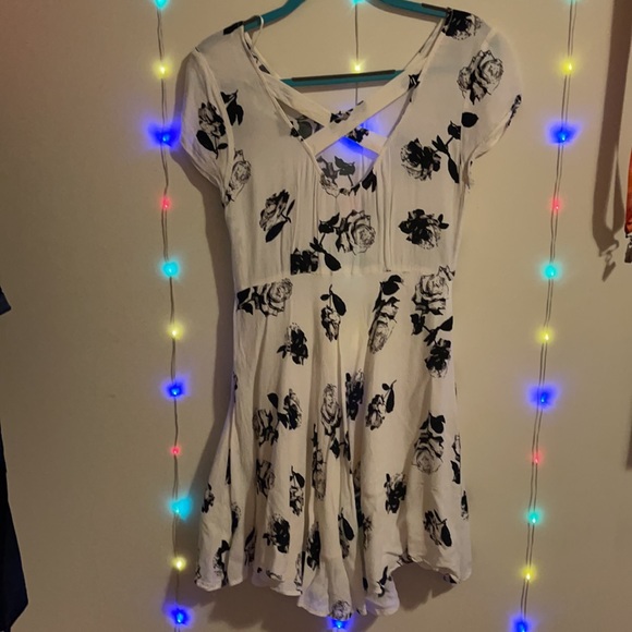 White Spring Dress with Black Roses🖤🤍 - Picture 2 of 5